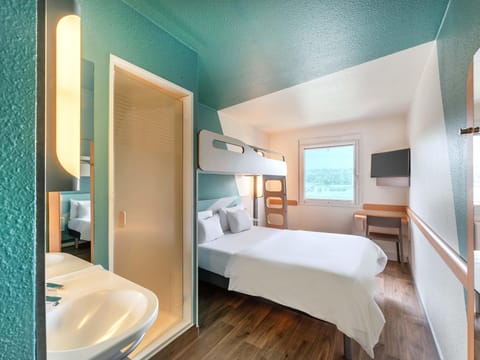 Desk, blackout drapes, soundproofing, free WiFi