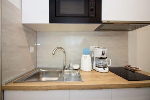 Studio, Balcony (2) | Private kitchen | Fridge, microwave, stovetop, coffee/tea maker