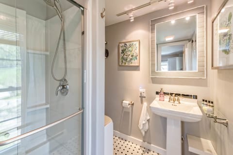 Lake View North | Bathroom | Shower, hydromassage showerhead, designer toiletries, hair dryer