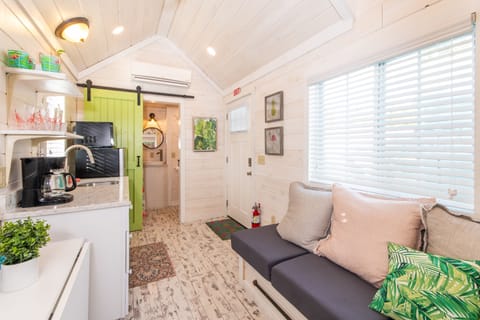 Flamingo Tiny Home | Individually decorated, individually furnished, soundproofing, free WiFi