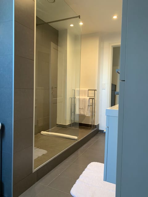 Suite, 1 King Bed, Non Smoking | Bathroom shower