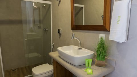 Double Room | Bathroom | Shower, free toiletries, hair dryer, towels