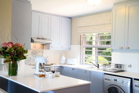 Comfort Apartment, 3 Bedrooms | Private kitchen | Fridge, microwave, oven, stovetop