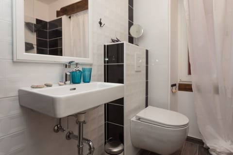 Double Room | Bathroom | Shower, free toiletries, hair dryer, towels