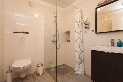 Studio (Queen-Rio) | Bathroom shower