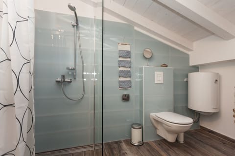 Panoramic Studio, Sea View (Mare) | Bathroom | Shower, free toiletries, hair dryer, towels