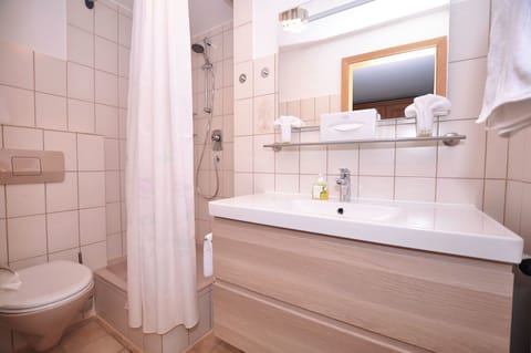 Comfort Single Room | Bathroom | Deep soaking tub, free toiletries, hair dryer, towels