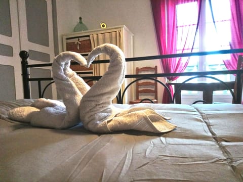 Desk, soundproofing, cribs/infant beds, free WiFi