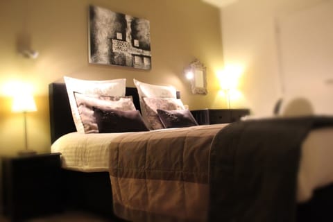 Deluxe Double Room, 1 Queen Bed, Park View | Minibar, in-room safe, individually decorated, individually furnished