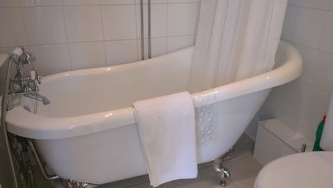 Premium Double Room (Four Poster) | Deep soaking bathtub