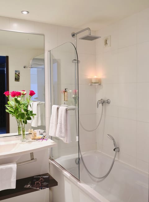 Superior Twin Room, 2 Twin Beds | Bathroom | Shower, eco-friendly toiletries, hair dryer, towels