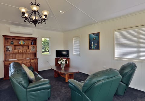 Luxury Cottage, 1 Bedroom, Mountain View | Living room | Smart TV, Netflix, DVD player