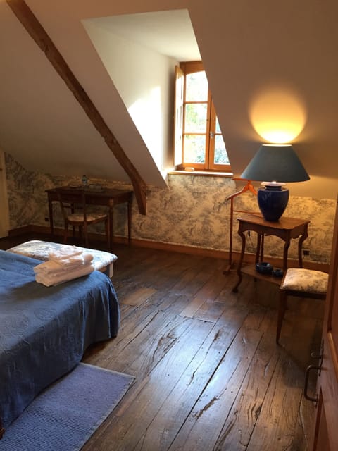 Double Room, 1 Double Bed, Non Smoking | Individually decorated, individually furnished, desk, iron/ironing board