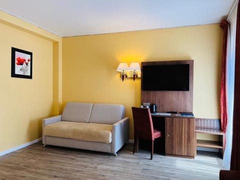 Deluxe Double Room, Balcony (Monaco) | Minibar, in-room safe, desk, soundproofing