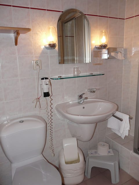 Standard Apartment | Bathroom | Hair dryer, towels