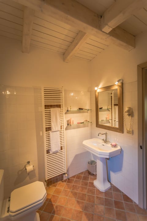 Standard Apartment, 1 Queen Bed | Bathroom | Bidet, towels