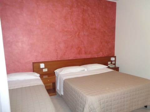 Classic Double or Twin Room | Desk, rollaway beds, bed sheets