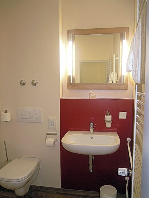 Double or Twin Room | Bathroom | Shower, hair dryer, towels