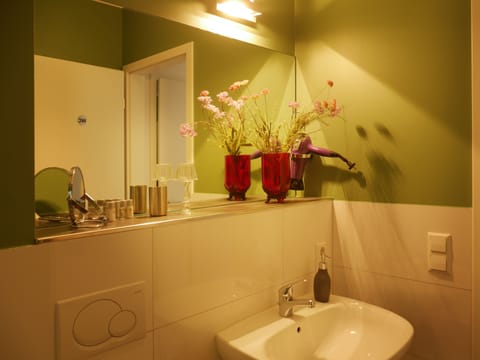 Standard Double Room, Ensuite, Garden View | Bathroom