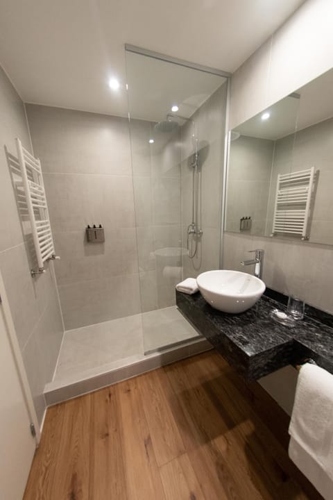 Superior Double Room | Bathroom | Shower, rainfall showerhead, free toiletries, hair dryer