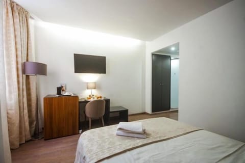 Comfort Double Room | Minibar, in-room safe, individually decorated, individually furnished