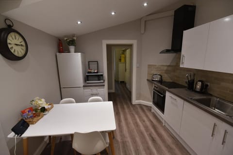 Full-size fridge, microwave, oven, stovetop