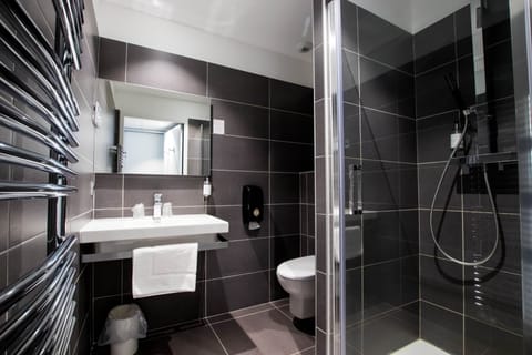 Comfort Quadruple Room | Bathroom | Shower, hair dryer, towels