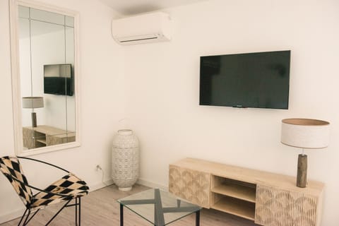 Studio Suite (4) | Living area | Flat-screen TV