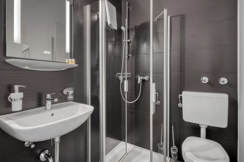 Twin Room | Bathroom | Shower, free toiletries, towels