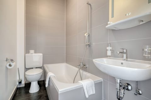 Exclusive Double Room | Bathroom | Shower, free toiletries, towels