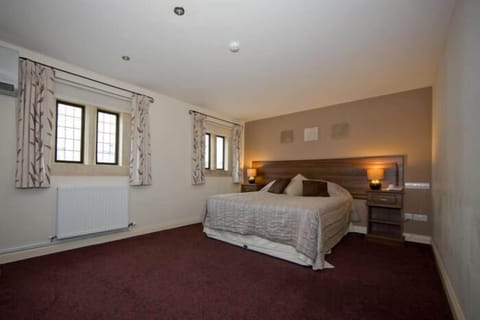 Double Room | Desk, iron/ironing board, free WiFi, bed sheets