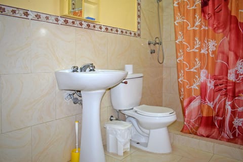 Family Double Room, 1 Double Bed, Non Smoking | Bathroom | Shower, towels