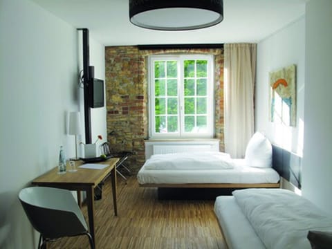 Double Room | Desk, free WiFi, bed sheets