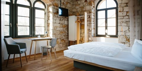 Hypo-allergenic bedding, desk, soundproofing, free WiFi