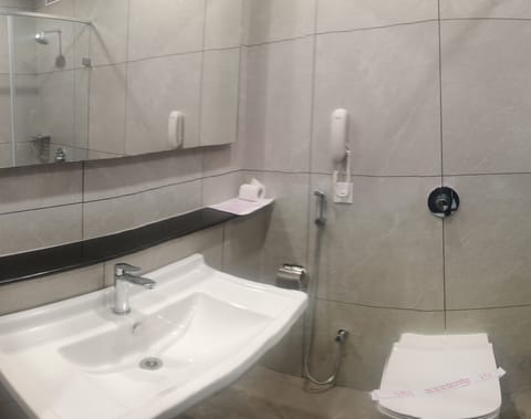 Comfort Room, Non Smoking, City View | Bathroom | Shower, free toiletries, bidet, towels