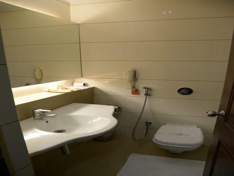 Standard Twin Room, 2 Twin Beds, City View | Bathroom | Shower, free toiletries, bidet, towels