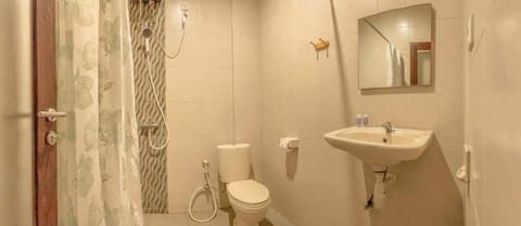 Shower, rainfall showerhead, free toiletries, towels