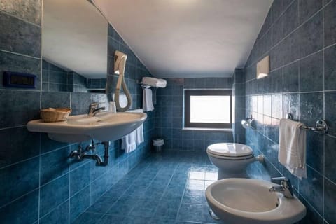 Economy Double or Twin Room | Bathroom | Rainfall showerhead, hair dryer, towels