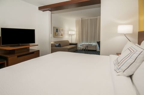 Suite, 1 King Bed with Sofa bed | Desk, iron/ironing board, rollaway beds, free WiFi