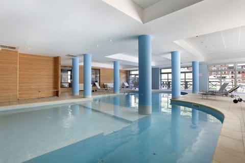 Indoor pool, sun loungers