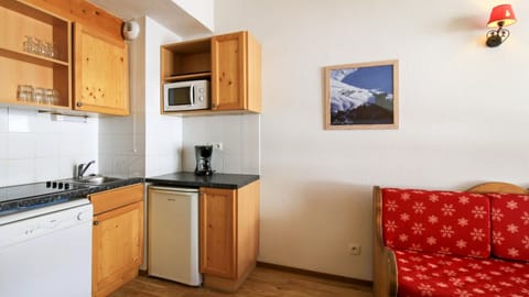 Studio (4 persons) | Private kitchen | Full-size fridge, microwave, stovetop, dishwasher