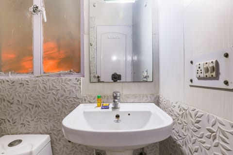 Deluxe Room | Bathroom | Shower, free toiletries, towels