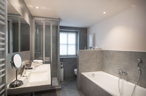 Apartment | Bathroom | Shower, free toiletries, hair dryer, towels