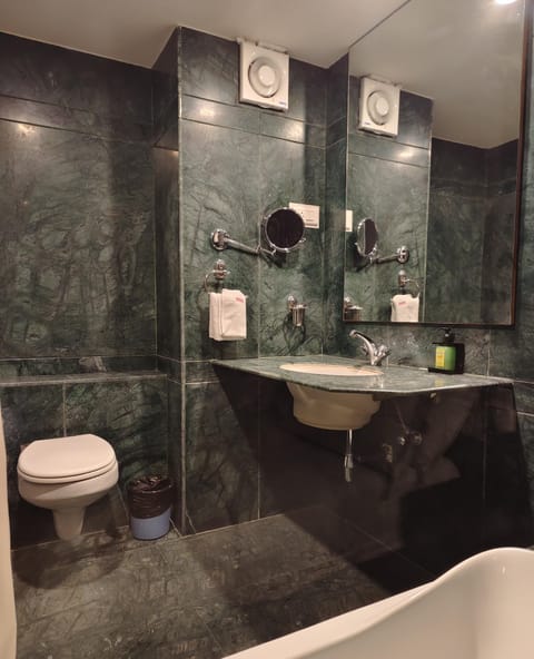 Superior Room | Bathroom | Shower, rainfall showerhead, free toiletries, bathrobes