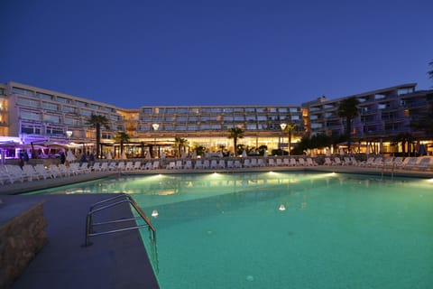 Seasonal outdoor pool, pool umbrellas, sun loungers