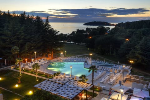 Seasonal outdoor pool, pool umbrellas, sun loungers