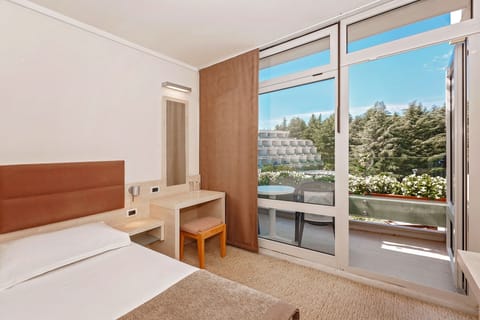 Superior room with balcony sea view | Desk, blackout drapes, free cribs/infant beds, free WiFi