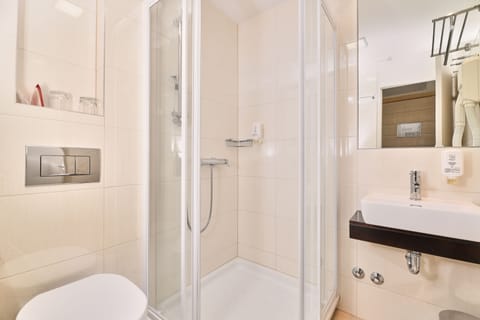 Classic Room, Balcony | Bathroom | Shower, free toiletries, hair dryer, towels