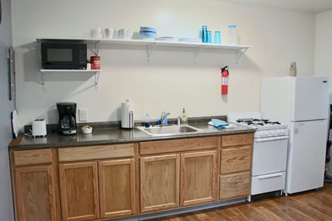 Deluxe Cabin, 2 Queen Beds, Non Smoking | Private kitchen | Fridge, microwave, oven, stovetop