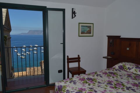 Standard Double Room, Sea View | Minibar, in-room safe, desk, cribs/infant beds